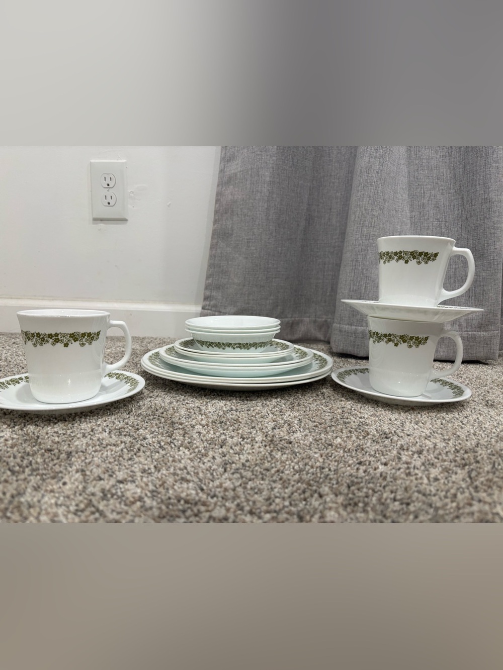 Vintage 1970s Corelle Spring Blossom “Crazy Daisy” Pattern 18 Piece Set
